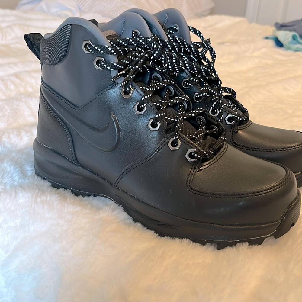 Black Nike Manoa